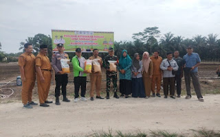 Polsek Tapung Hilir Bersama Upika Tanam Jagung di Desa Gerbang Sari, Dukung Ketahanan Pangan Nasional